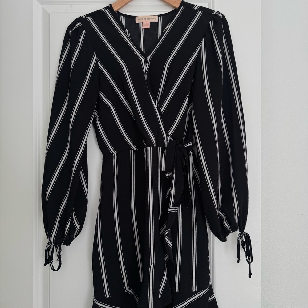 Band of Gypsies women’s black & white long sleeve ruffle hem dress size small